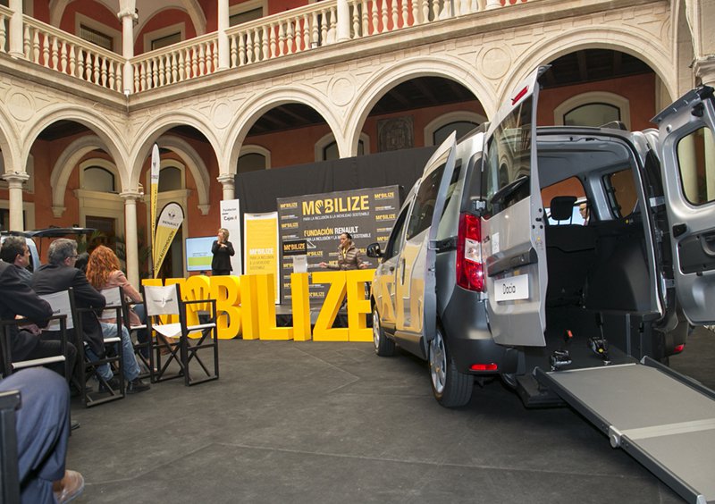 Renault presenta su gama de vehículos adaptados TPMR en Sevilla